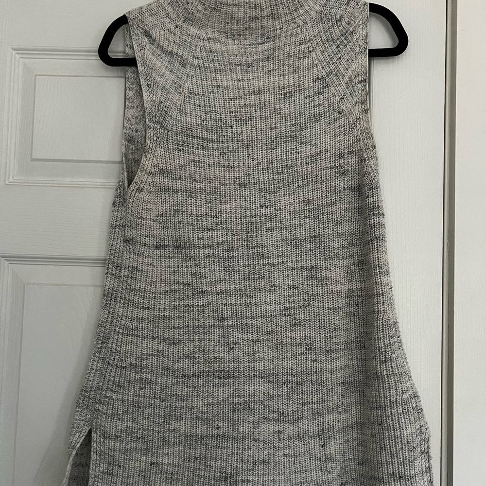 ArtisanNY Light Gray Knit Sleeveless Mockneck Sweater